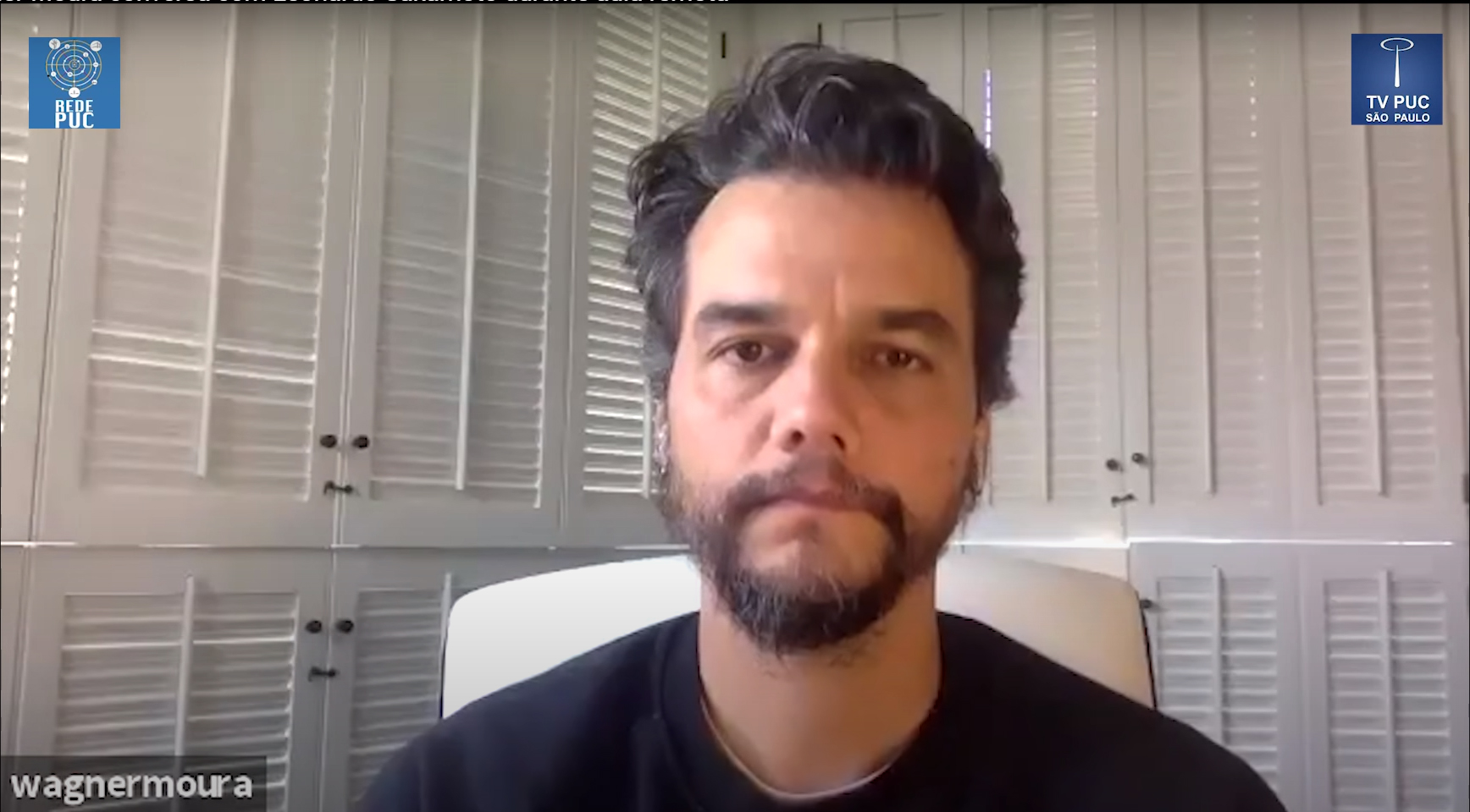 Wagner Moura conversa com Leonardo Sakamoto durante aula remota